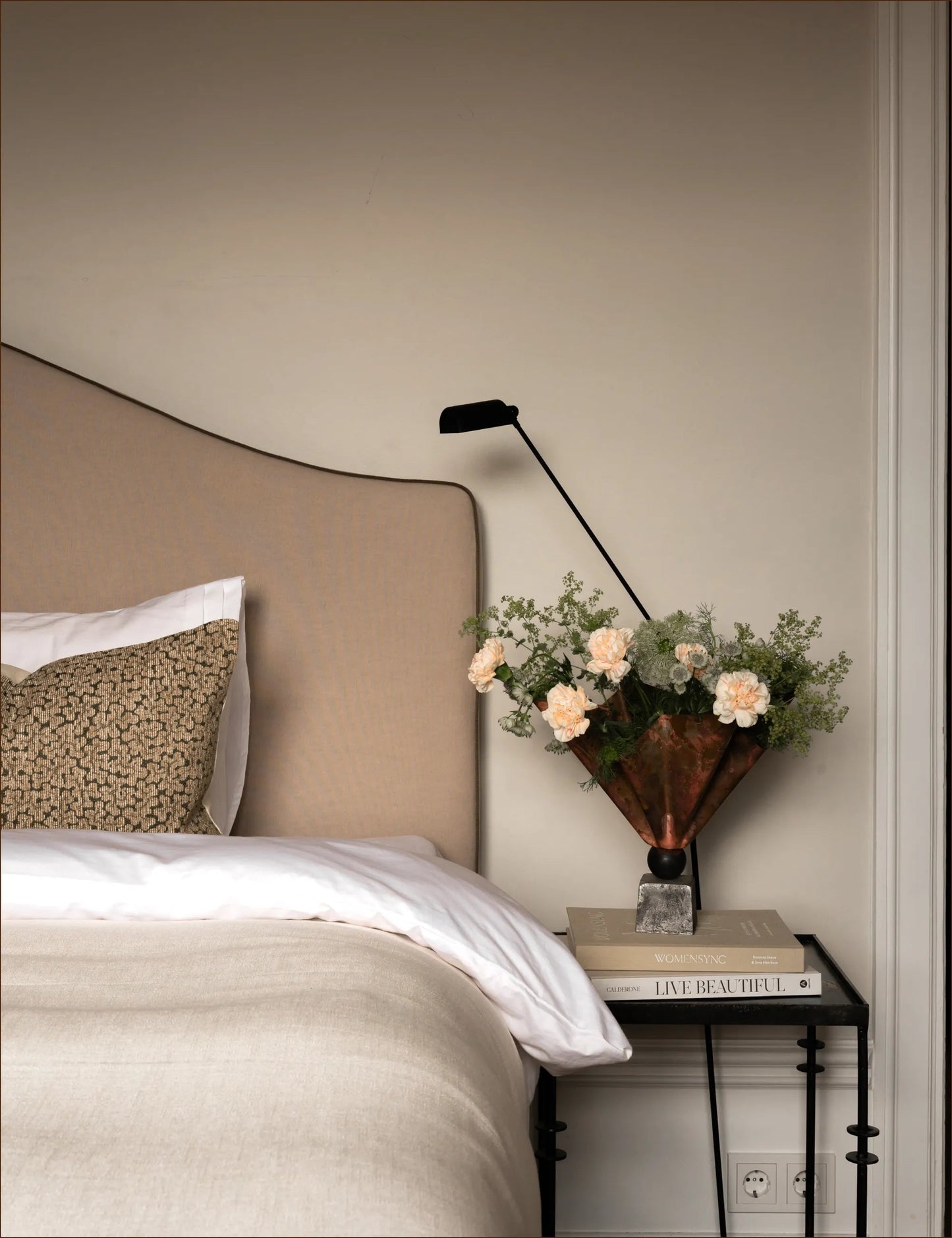 Charlotte - Simple elegant bed design