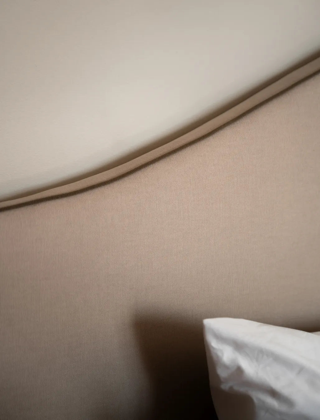 Charlotte - Simple elegant bed design