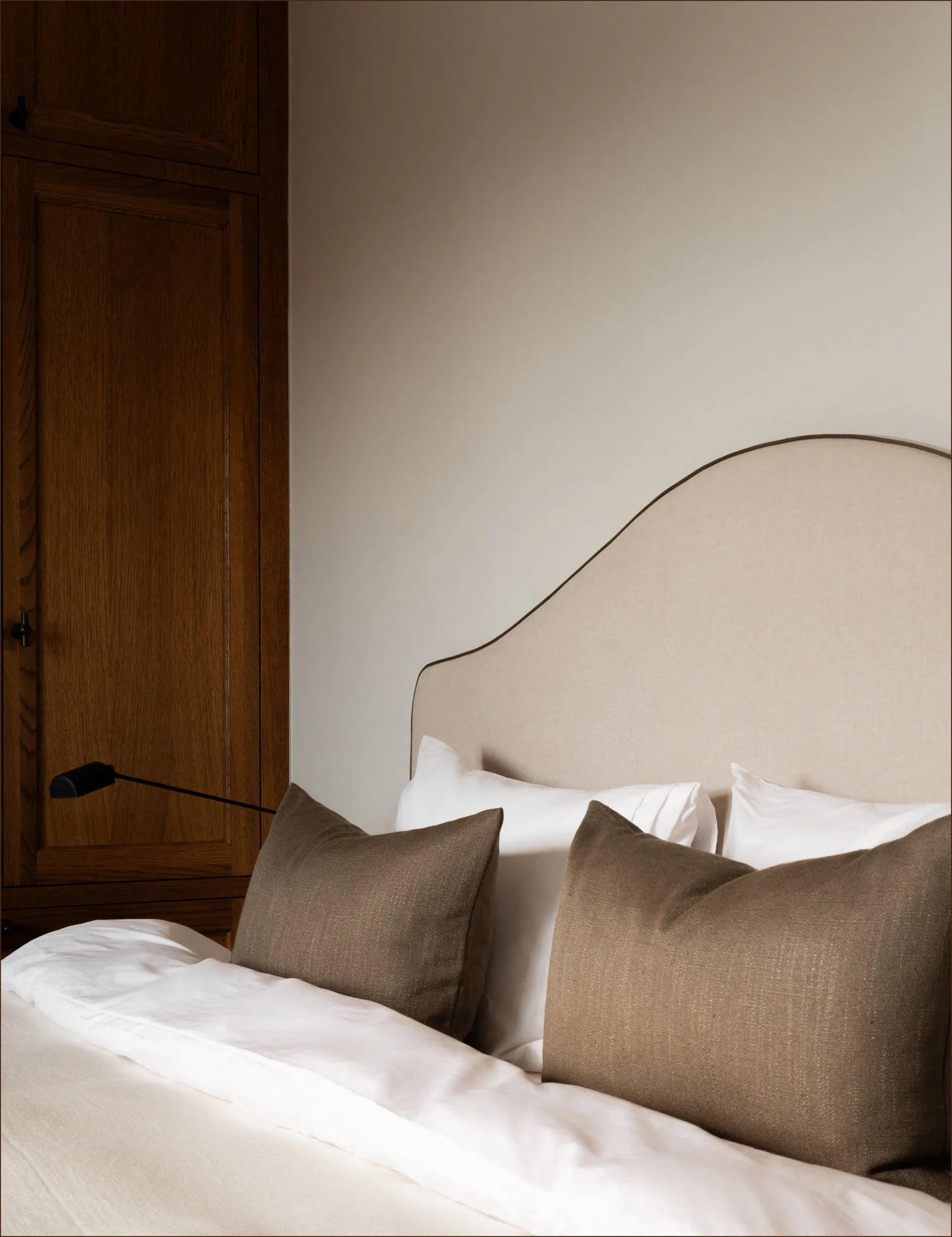 Charlotte - Simple elegant bed design